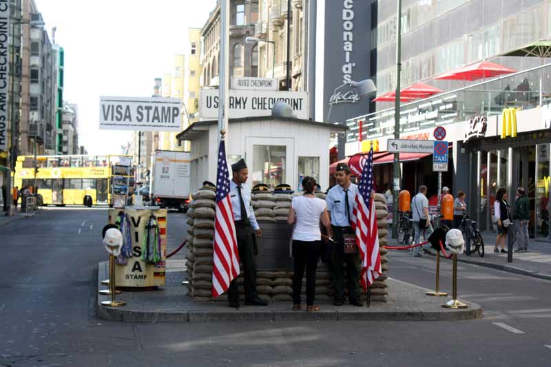 BCheck Nichts ist mehr echt: geklonte Vergangenheit am Checkpoint Charlie