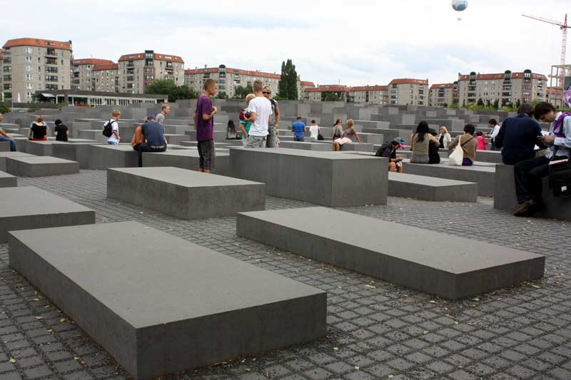 BHolocaust1 Das Holocaust-Mahnmal: von vorne nach hinten ansteigende Stelen